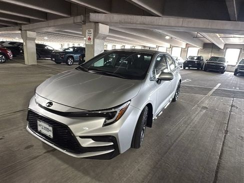 Used 2025 Toyota Corolla SE FWD image 1