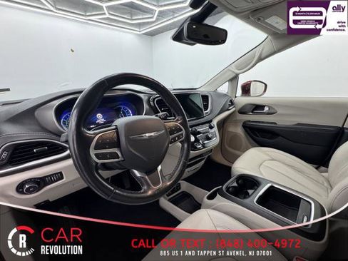 Used 2021 Chrysler Pacifica Touring-L FWD image 18