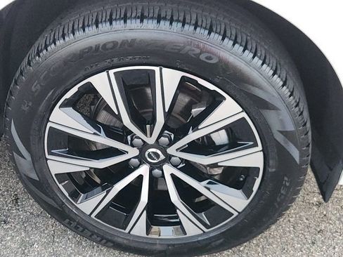 Certified 2025 Volvo XC60 B5 Plus image 32