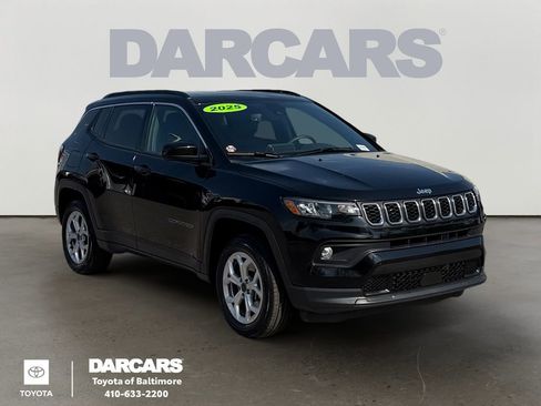 Used 2025 Jeep Compass Latitude w/ Sun & Sound Group AWD/4WD image 1