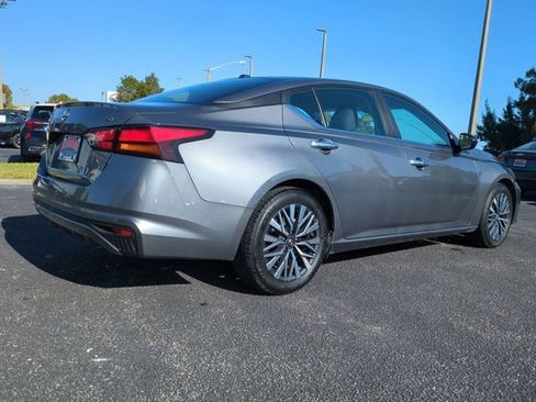 Used 2024 Nissan Altima 2.5 SV image 4