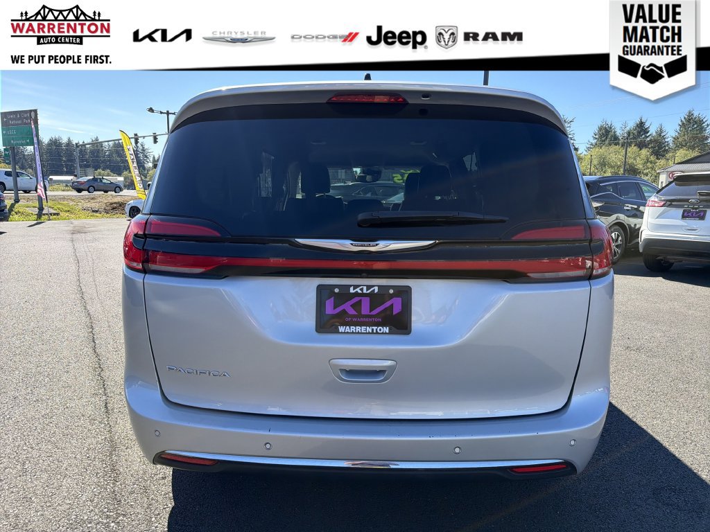 Used 2024 Chrysler Pacifica Touring-L FWD image 5