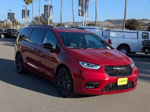 New 2026 Chrysler Pacifica Limited w/ S Appearance Package image 2