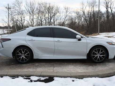 Used 2022 Toyota Camry SE w/ Cold Weather Package image 4