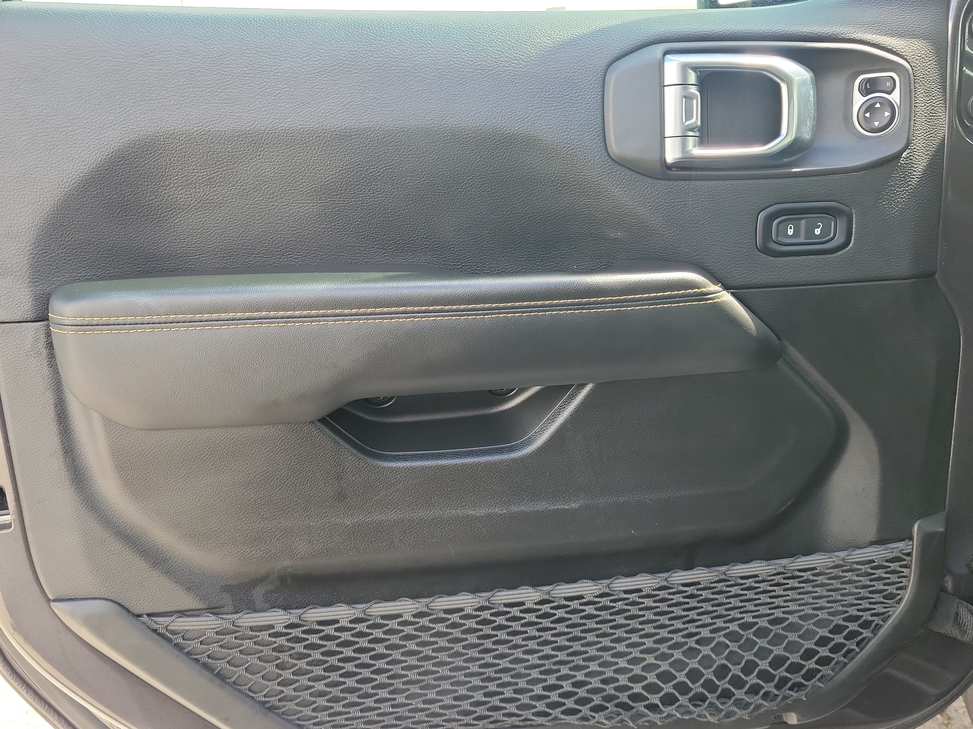 Used 2025 Jeep Wrangler Unlimited Sahara AWD/4WD image 11