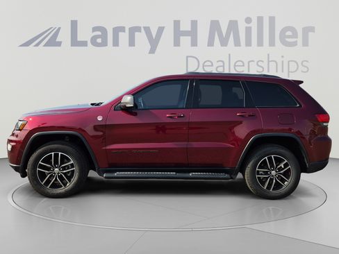 Used 2017 Jeep Grand Cherokee Trailhawk w/ Trailhawk Luxury Group AWD/4WD image 2