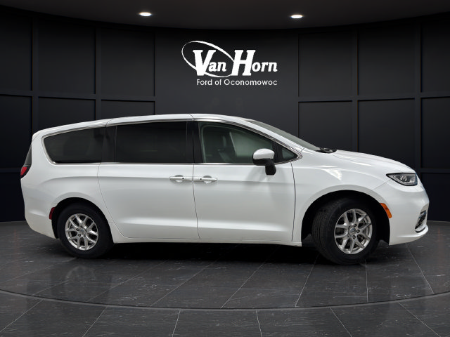 Used 2023 Chrysler Pacifica Touring-L FWD image 8