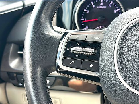 Used 2023 Kia Carnival EX FWD image 30