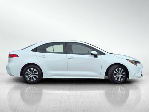 Used 2022 Toyota Corolla LE image 3