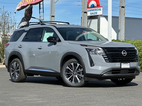 New 2026 Nissan Pathfinder Platinum image 2