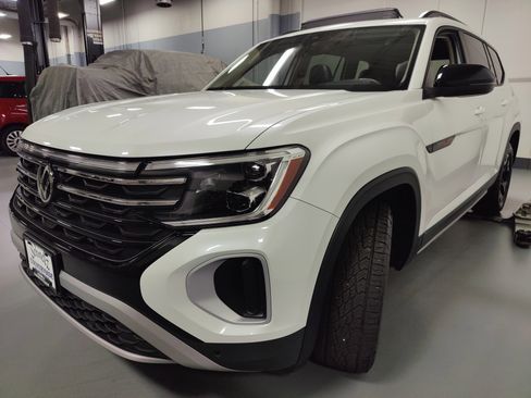 Used 2024 Volkswagen Atlas Peak Edition SEL image 11