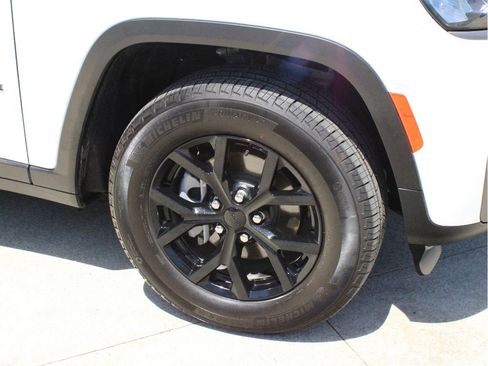 Used 2026 Jeep Grand Cherokee Altitude AWD/4WD image 37