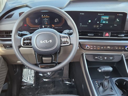Used 2026 Kia Carnival LX FWD image 11