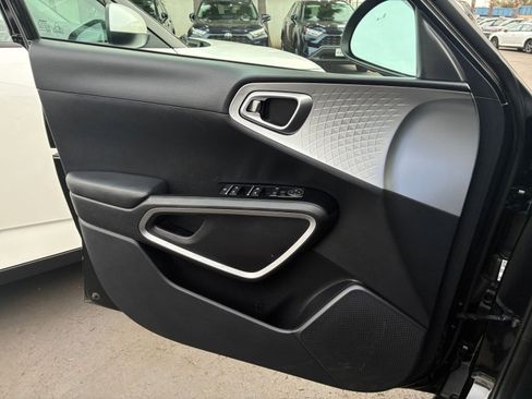 Used 2025 Kia Soul LX w/ LX Technology Package image 18