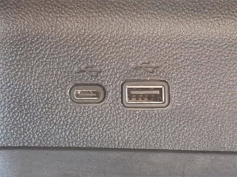 Used 2025 Chevrolet Traverse LT image 18