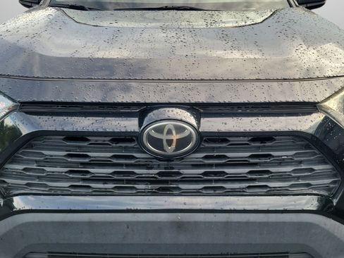 Used 2019 Toyota RAV4 LE FWD image 11