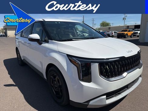 Used 2025 Kia Carnival image 1
