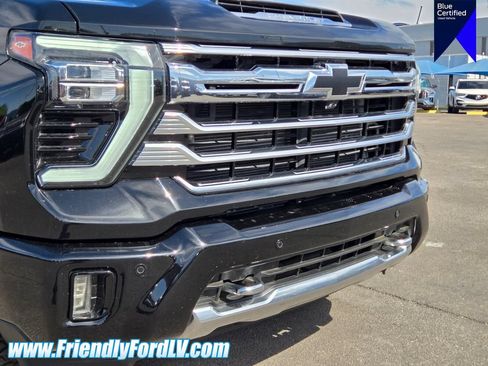 Used 2024 Chevrolet Silverado 2500 High Country w/ Technology Package AWD/4WD image 2
