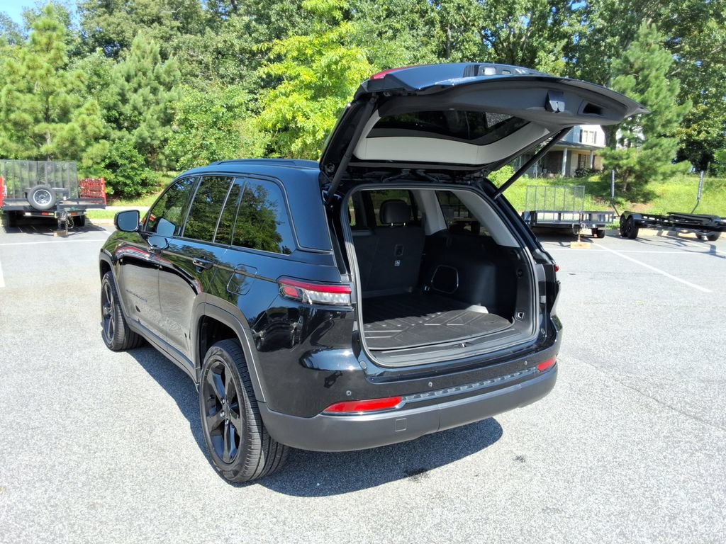 Used 2023 Jeep Grand Cherokee Limited w/ Luxury Tech Group II AWD/4WD image 15