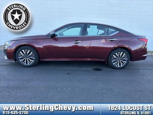 Used 2024 Nissan Altima 2.5 SV image 2