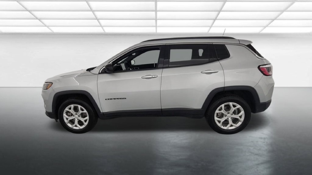 Used 2024 Jeep Compass Latitude AWD/4WD image 5