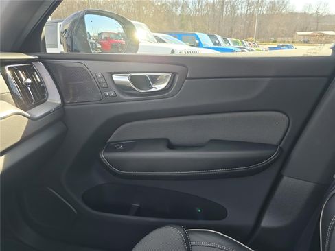 Used 2022 Volvo XC60 T8 R-Design image 23