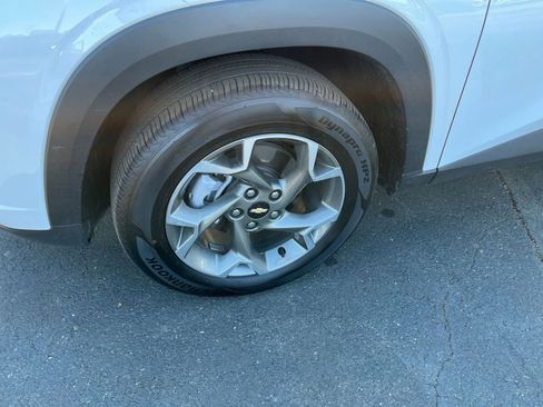 Used 2025 Chevrolet Trax LT w/ LT Convenience Package image 28