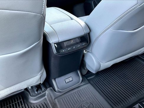Used 2023 Toyota Highlander XLE image 10