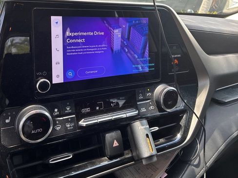 Used 2023 Toyota Highlander XLE FWD image 3