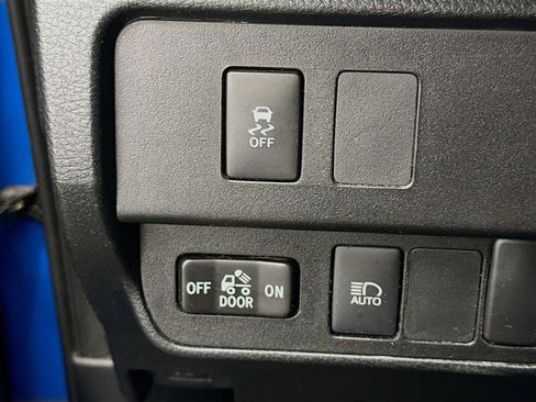 Used 2020 Toyota Tacoma SR5 AWD/4WD image 17