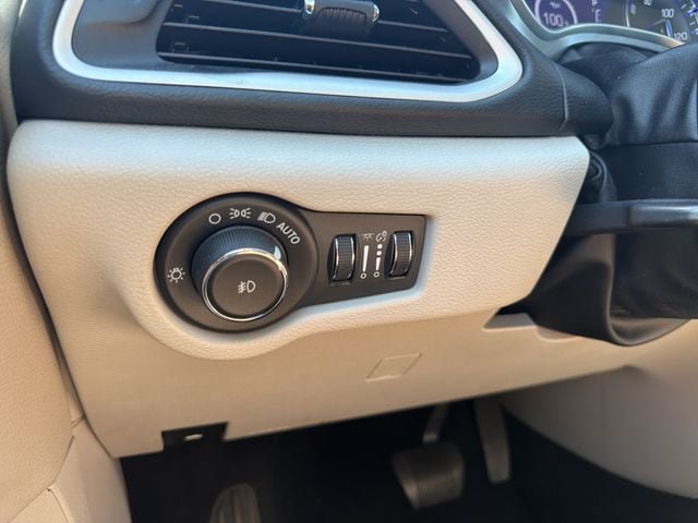 Used 2023 Chrysler Pacifica Touring-L FWD image 34