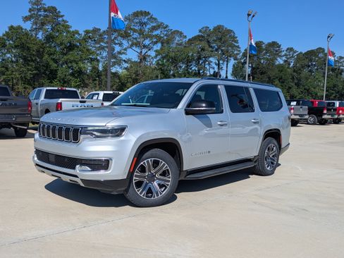Used 2024 Jeep Wagoneer L Series II w/ Flexible Seating Group AWD/4WD image 4