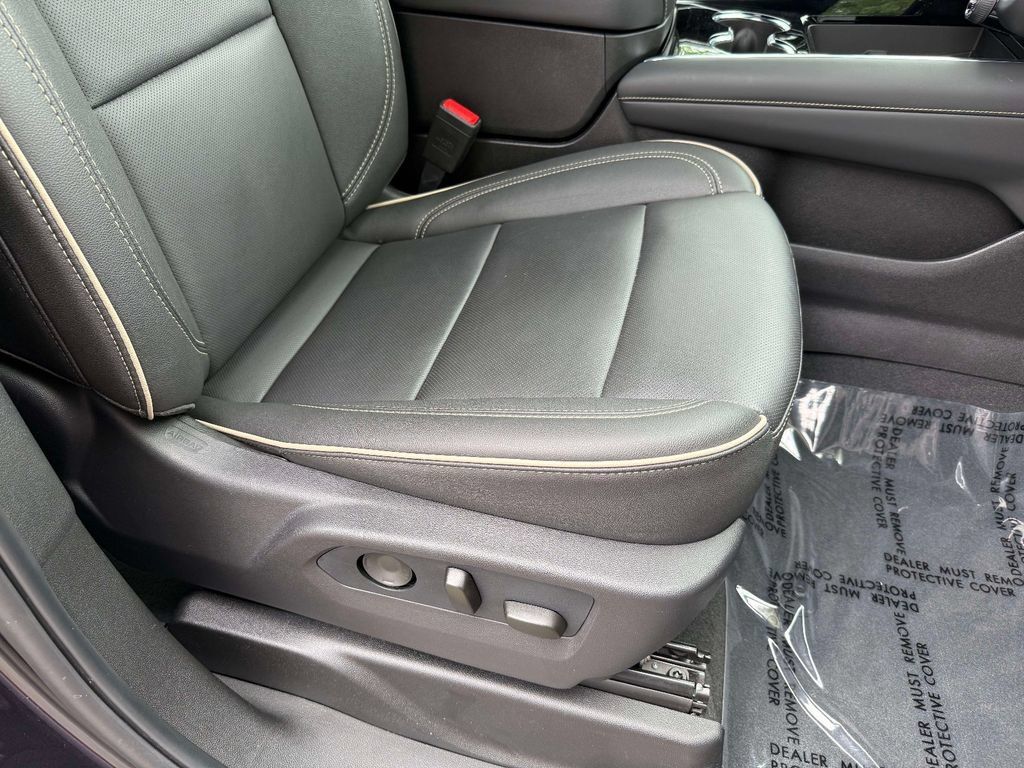 Used 2026 Chevrolet Suburban Premier AWD/4WD image 15