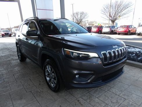 Used 2019 Jeep Cherokee Latitude Plus w/ Comfort/Convenience Group image 3