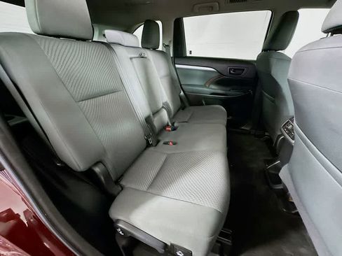 Used 2018 Toyota Highlander LE w/ Carpet Mat Package (TMS) AWD/4WD image 31