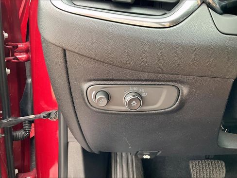 Used 2018 Chevrolet Equinox LT image 31