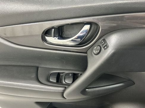 Used 2020 Nissan Rogue SV image 11