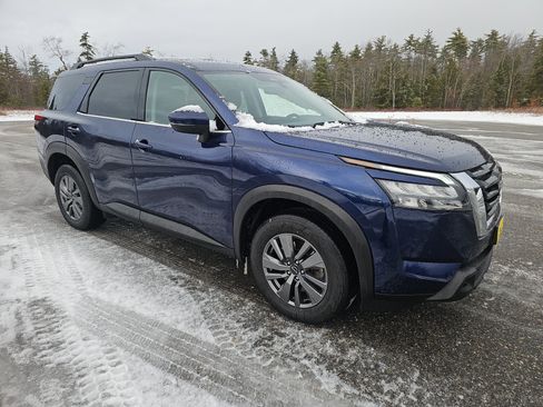 Certified 2025 Nissan Pathfinder SV image 3