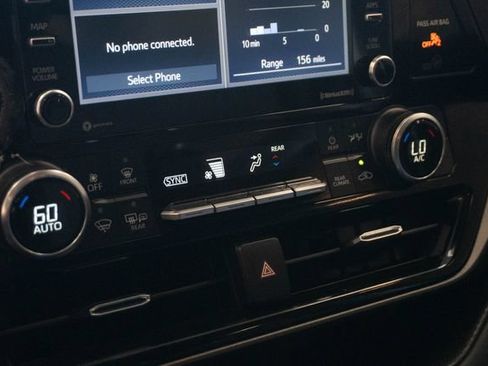 Used 2022 Toyota Highlander L FWD image 28