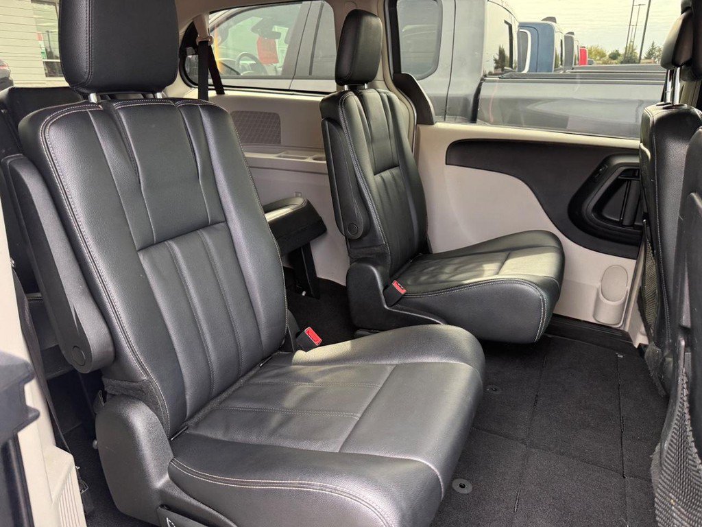 Used 2014 Chrysler Town & Country Touring FWD image 7