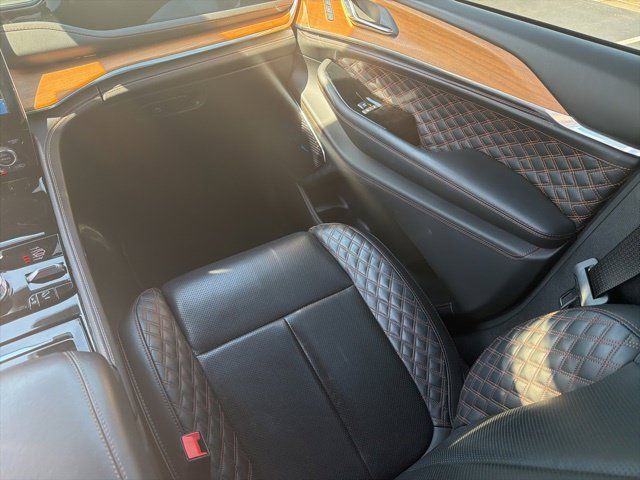 Used 2024 Jeep Grand Cherokee Summit AWD/4WD image 33