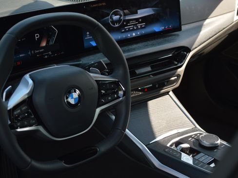 Certified 2025 BMW 330i xDrive Sedan w/ Convenience Package AWD/4WD image 24
