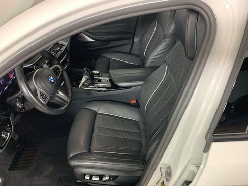 Used 2022 BMW M550i xDrive w/ Executive Package image 30