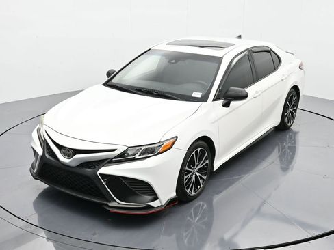 Used 2018 Toyota Camry SE w/ Moonroof Package image 32