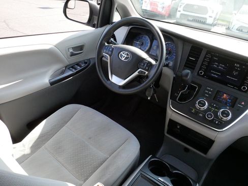 Certified 2018 Toyota Sienna LE FWD image 9