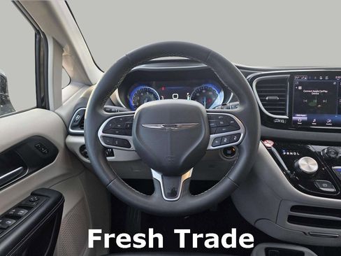 Used 2024 Chrysler Pacifica Touring-L image 12