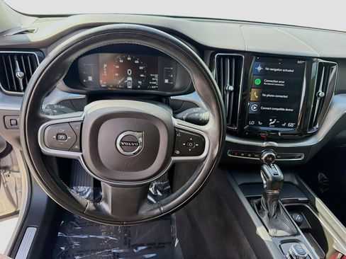Used 2019 Volvo XC60 T5 Momentum w/ Premium Package FWD image 8