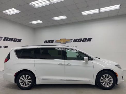 Used 2019 Chrysler Pacifica Touring-L image 4