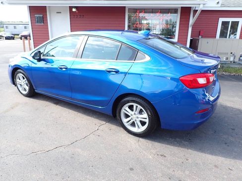 Used 2017 Chevrolet Cruze LT w/ Convenience Package FWD image 4