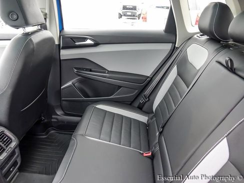 Used 2023 Volkswagen Taos SEL image 13